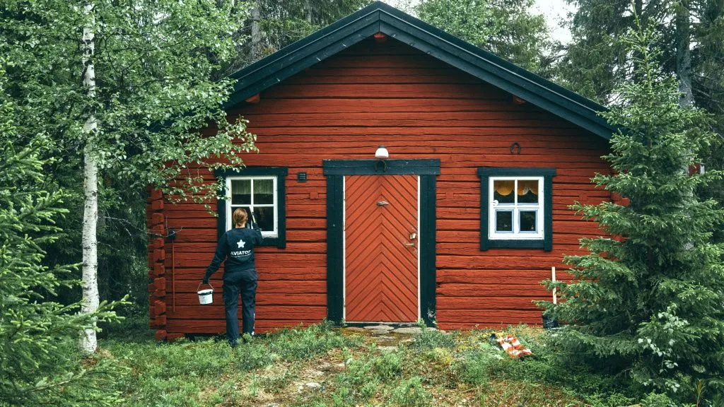 karl-hedin-nlZhGQOy-Vw-unsplash.jpg коттедж в зелени