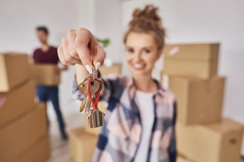 woman-s-hand-showing-keys-from-new-apartment-min.jpg аренда жилого помещения