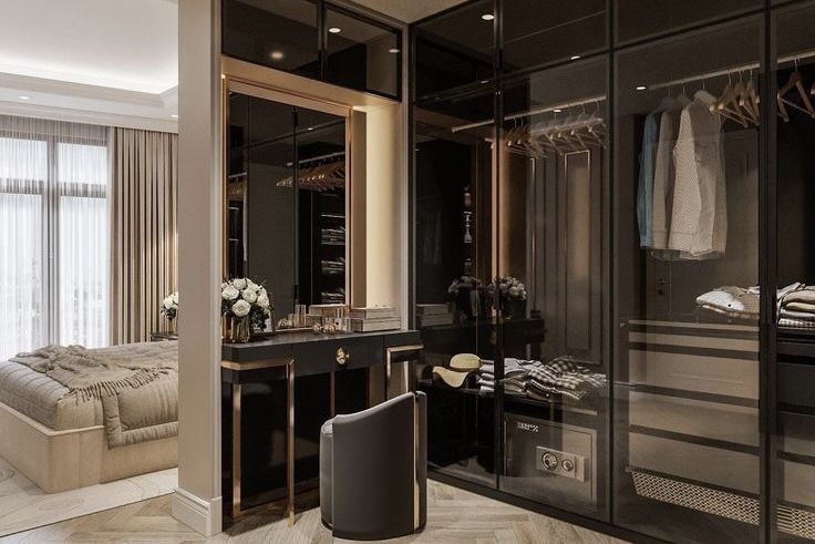 цветы, зеркала и кровать