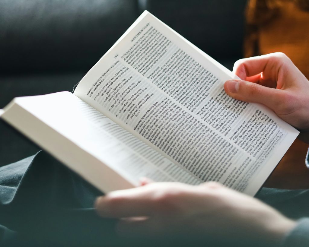 предметно раскрытая книга.jpg чтение