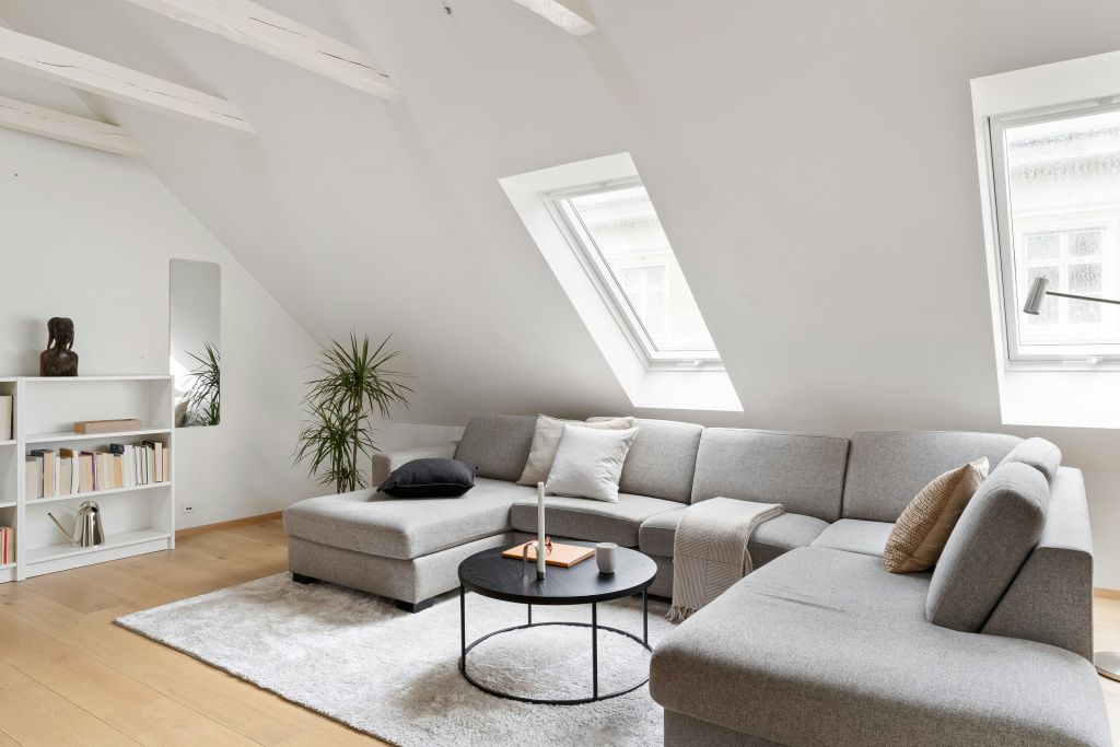 гостиная со скошенными окнами