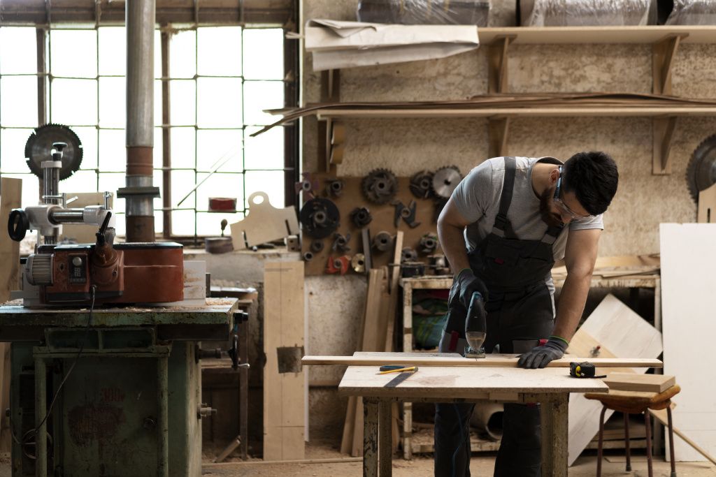 плотник внутри мастерской.jpg работник