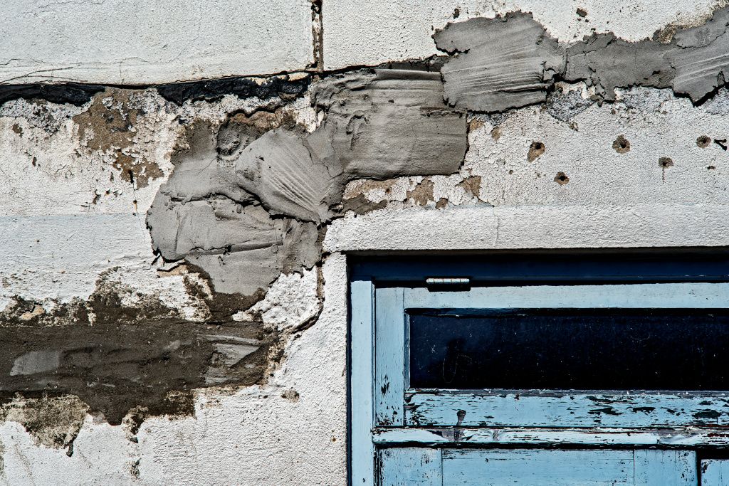 lucas-van-oort-WYbMuTS_kzA-unsplash.jpg ветхая стена
