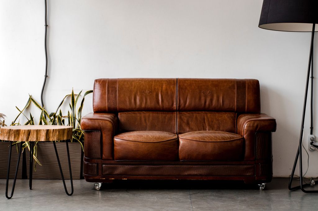 диван в стилистике loft