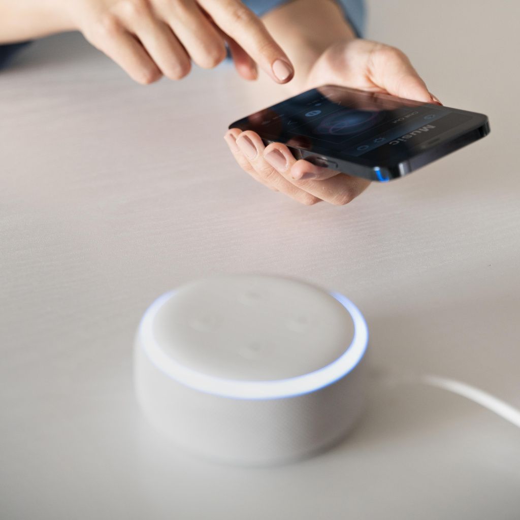 close-up-woman-using-virtual-assistant.jpg палец