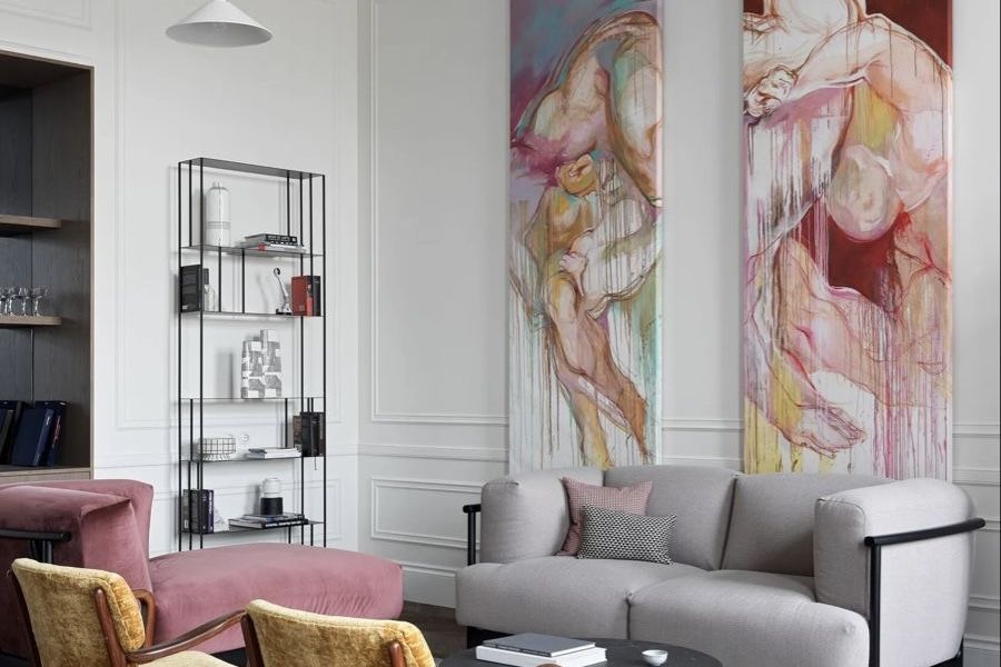 розовый диван