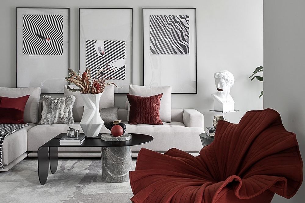 красные подушки на белом диване