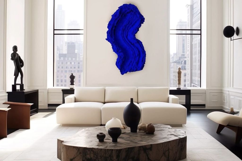 белый диван и синее пятно