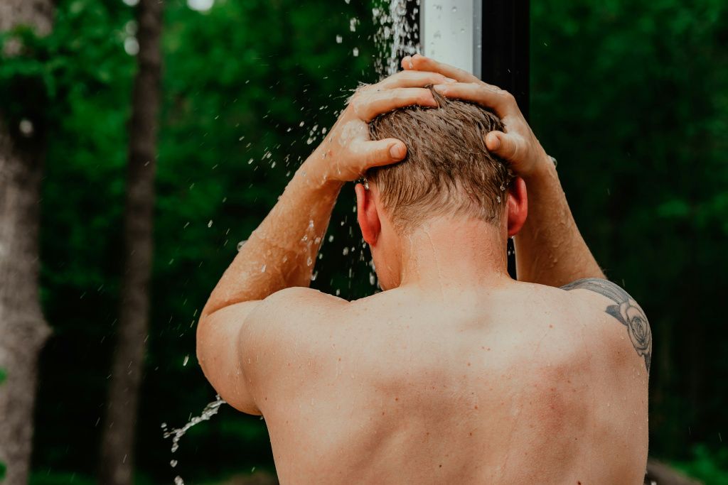 huum-9uxyllY50zg-unsplash.jpg мужчина в душе