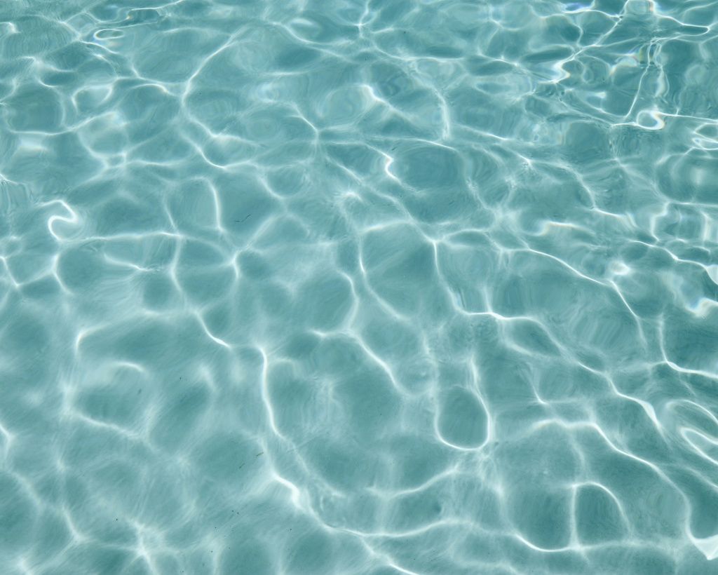 anna-sullivan-iUmoREuqGbo-unsplash.jpg голубая вода