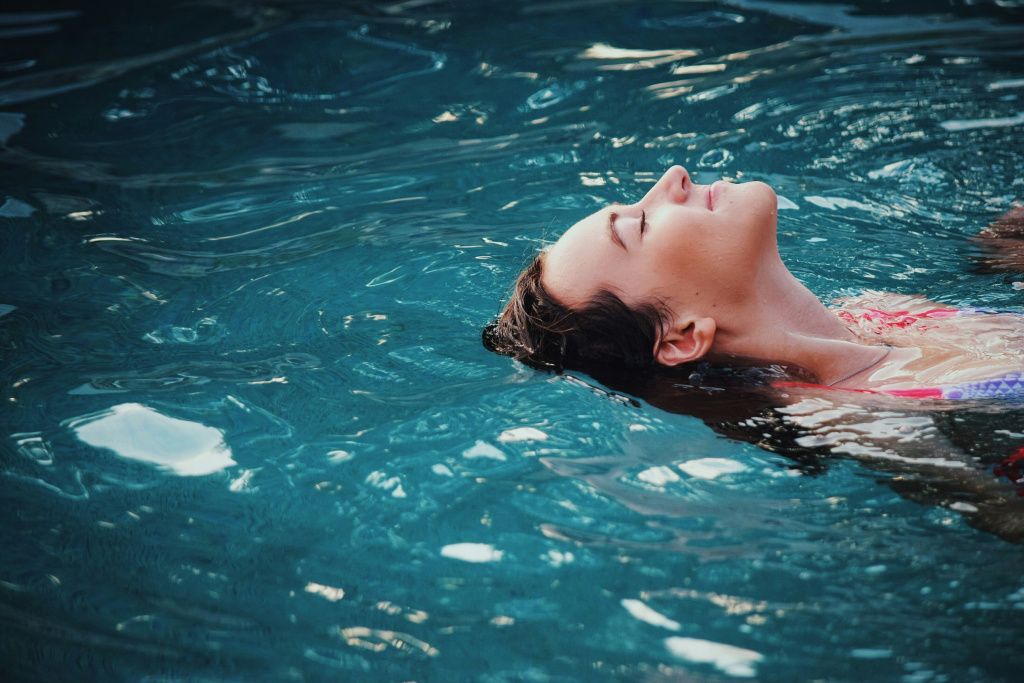 haley-phelps-S-llxYh3GzI-unsplash.jpg девушка в воде