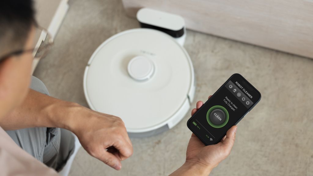 high-angle-man-with-robotic-vacuum-cleaner-home.jpg пылесос