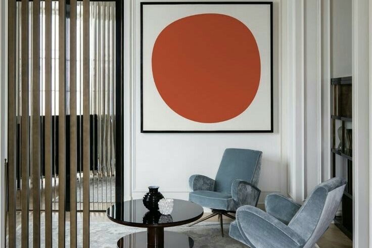 синие кресла и красный круг