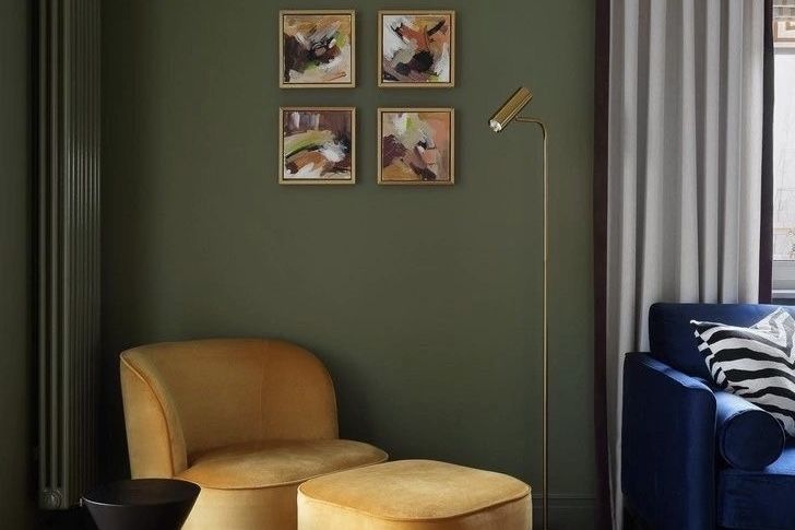 желтый пуфик в комнате