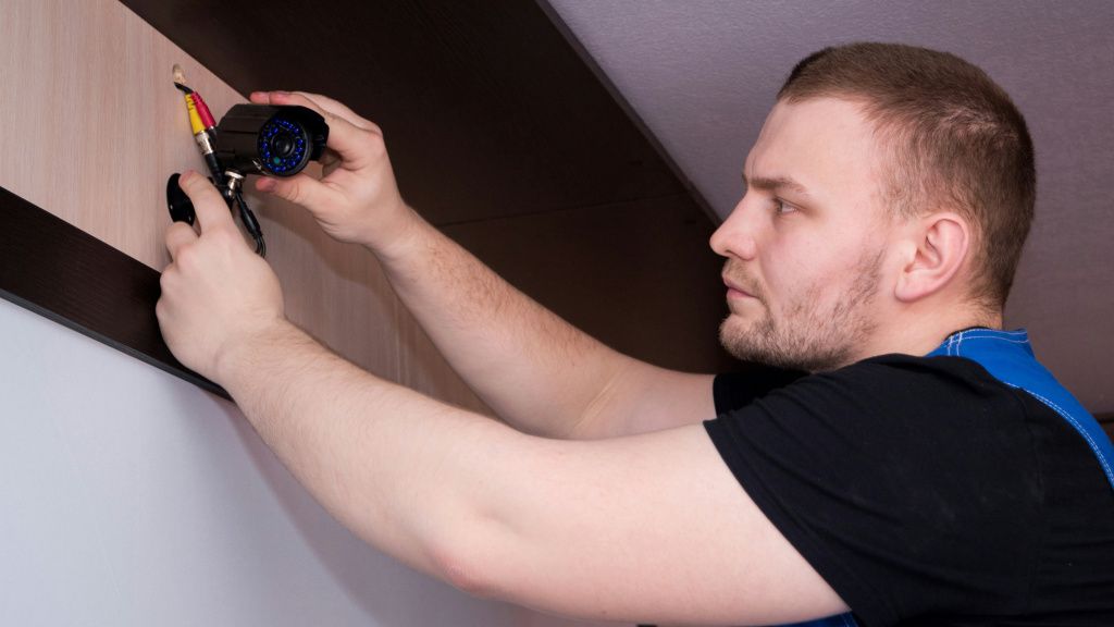 подключение и монтаж.jpg мужчина