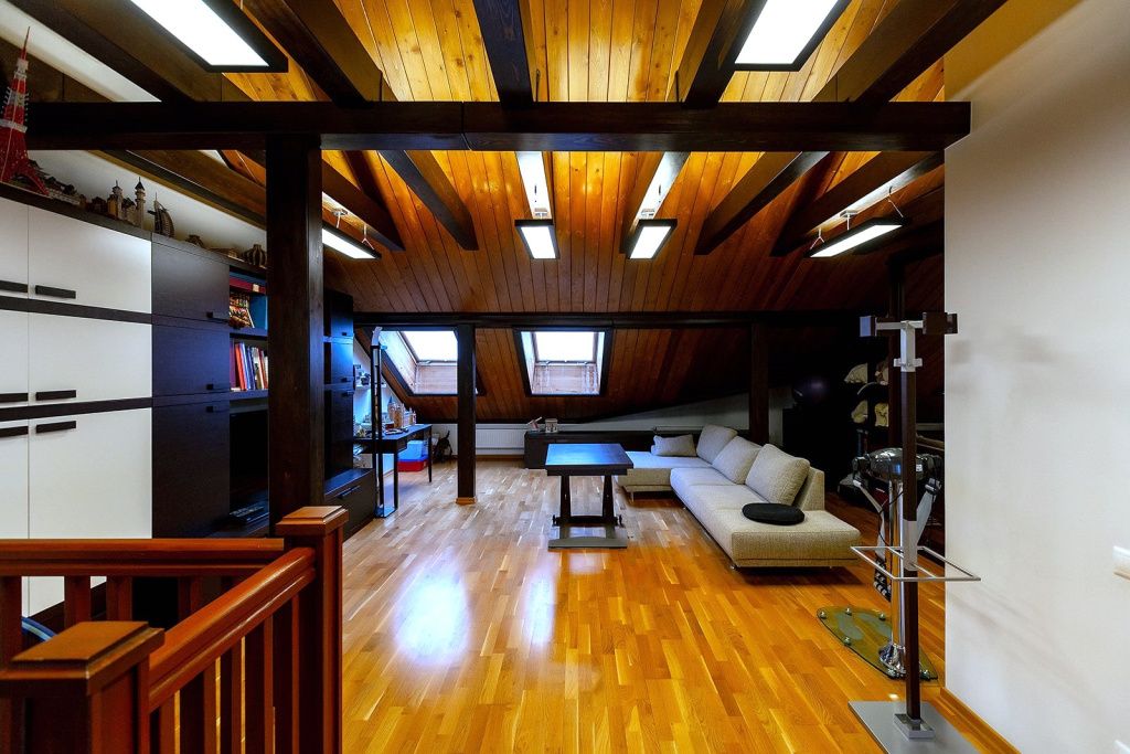 чердак с бежевым диваном