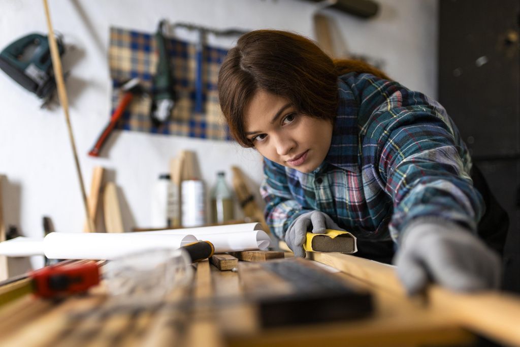 девушка в мастерской.jpg мастер