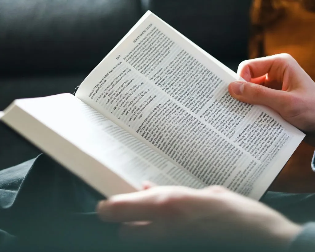 предметно раскрытая книга.jpg чтение