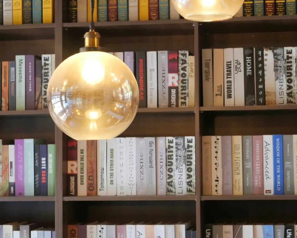лампы на фоне книг.jpg свет