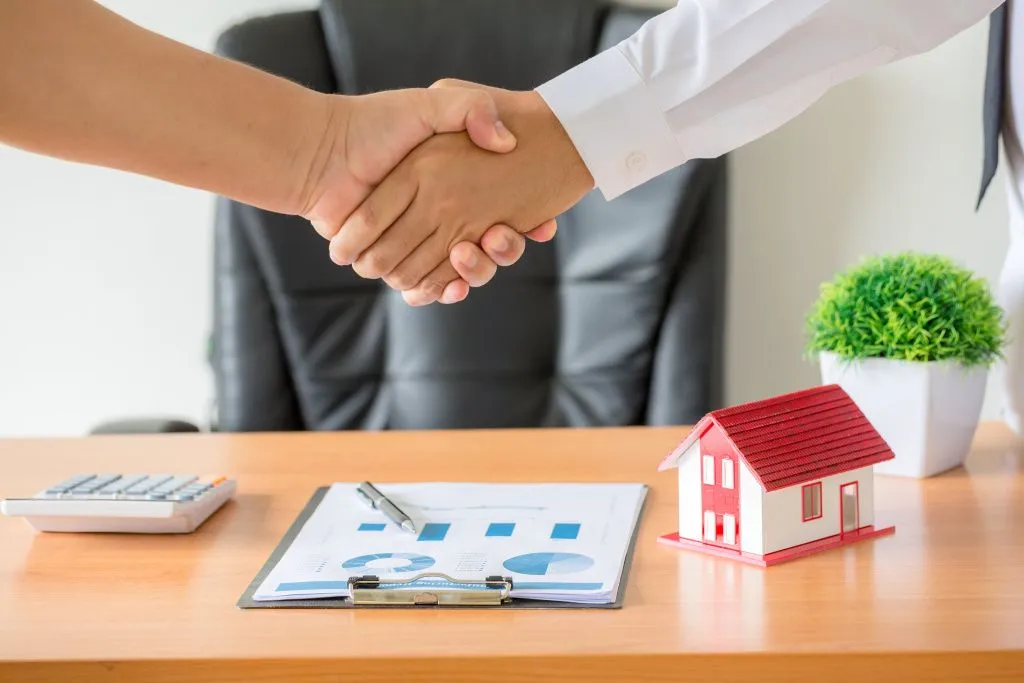 hands-of-agent-and-client-shaking-hands-after-signed-contract-buy-new-apartment-min.jpg сделка