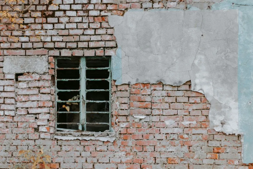 pawel-czerwinski-C9wwYKuGgoM-unsplash.jpg облупившееся покрытие