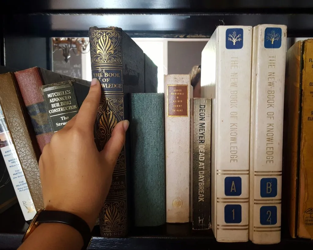 берут книгу с полки.jpg рука