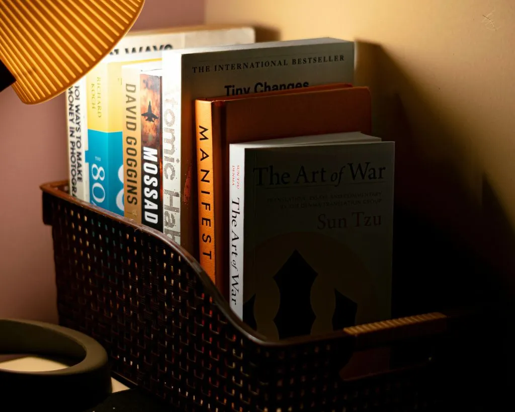 предметно книги освещеные лемпой.jpg корзина