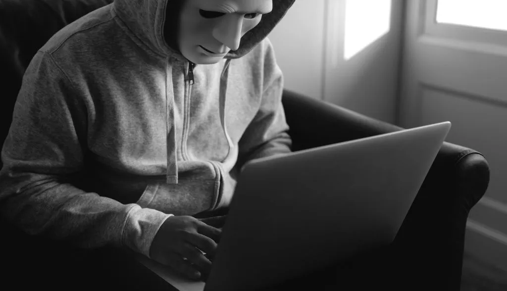 computer-hacker-and-cyber-crime-min.jpg мошенник